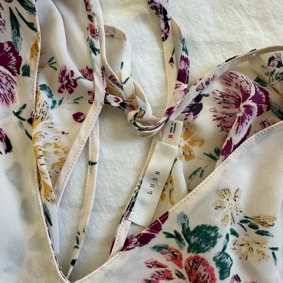 Lush tie back floral top size medium. - Picture 3 of 3